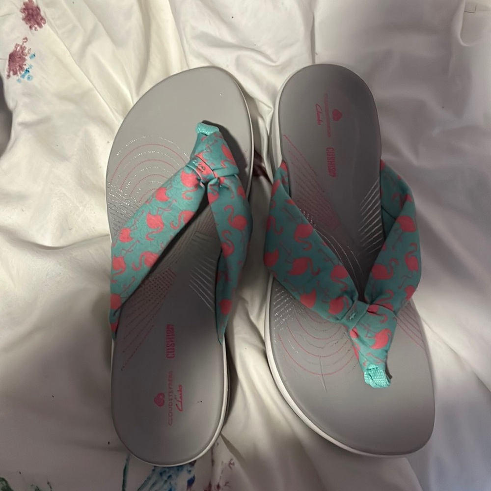 Cloudsteppers by Clark’s flamingo flip flops Size 7